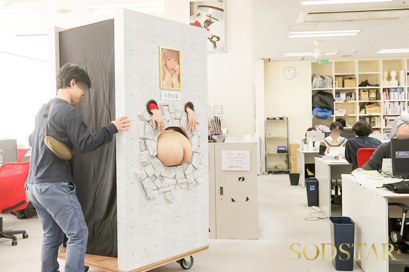前代未聞！小倉由菜の壁尻パネルを出張レンタル！暴走する精子満タン男たちのザーメンを膣で受け止め白濁マン汁まみれでガクイキする二日間に密着！ 5枚目