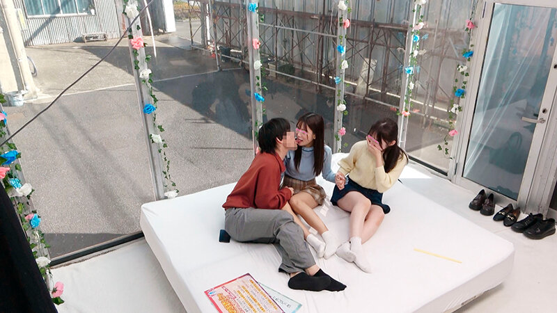 顔出しMM号 女子大生限定 ザ・マジックミラー 徹底検証！男女の友情は成立する！？友達関係のリアル素人大学生3人が日本一エロ～い車の中で初めての逆3P体験！女友達とのハーレムSEXでW生中出しスペシャル！ 2枚目