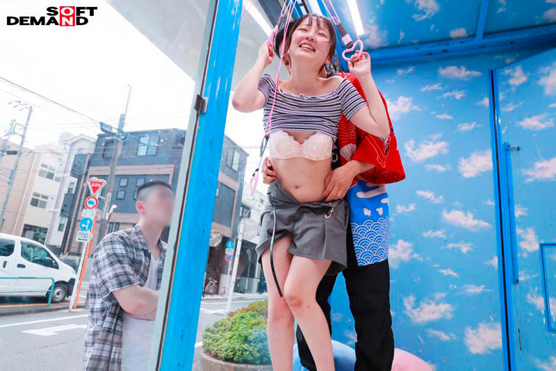 マジックミラー号 絶対に気持ちよくなってはイケない！！！愛する彼氏とはミラー越し30cmの状況でくすぐり我慢ゲームと称して凄腕AV男優の妙技でHにいじくりたおす！！！ 鎖骨の綺麗なオフショル女子5名収録 10枚目