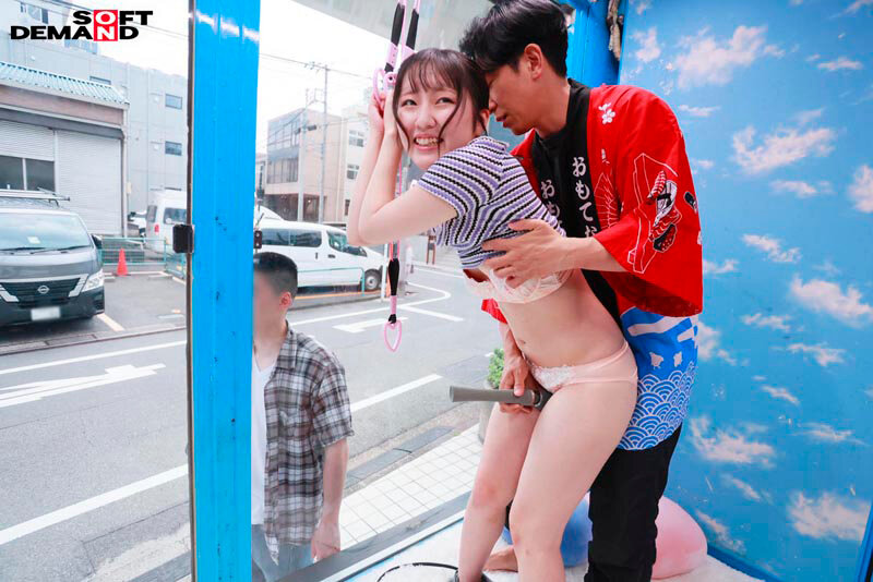 マジックミラー号 絶対に気持ちよくなってはイケない！！！愛する彼氏とはミラー越し30cmの状況でくすぐり我慢ゲームと称して凄腕AV男優の妙技でHにいじくりたおす！！！ 鎖骨の綺麗なオフショル女子5名収録 11枚目