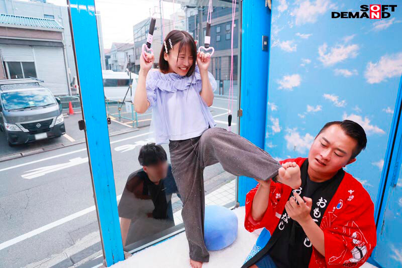 マジックミラー号 絶対に気持ちよくなってはイケない！！！愛する彼氏とはミラー越し30cmの状況でくすぐり我慢ゲームと称して凄腕AV男優の妙技でHにいじくりたおす！！！ 鎖骨の綺麗なオフショル女子5名収録 14枚目