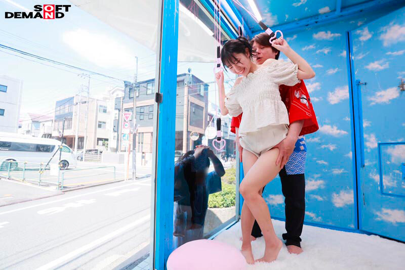 マジックミラー号 絶対に気持ちよくなってはイケない！！！愛する彼氏とはミラー越し30cmの状況でくすぐり我慢ゲームと称して凄腕AV男優の妙技でHにいじくりたおす！！！ 鎖骨の綺麗なオフショル女子5名収録 2枚目