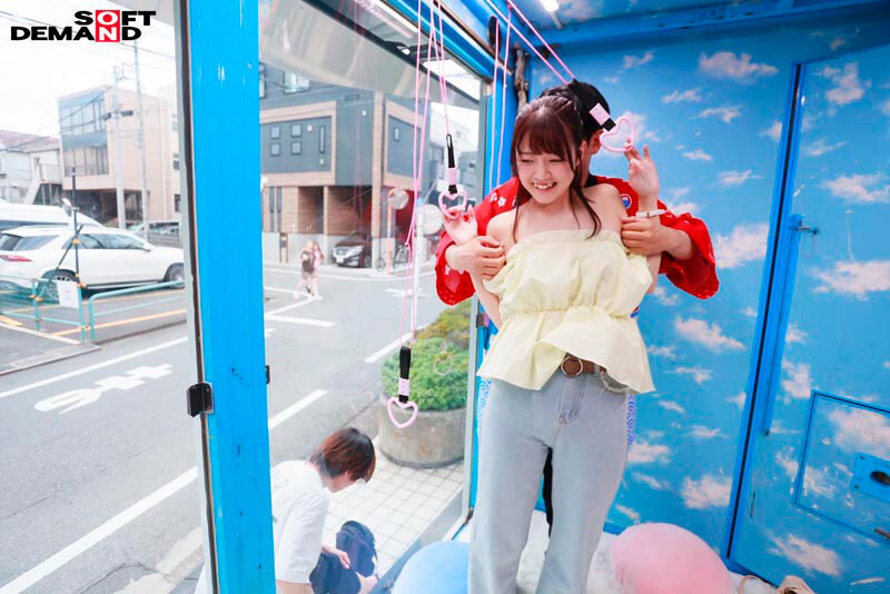 マジックミラー号 絶対に気持ちよくなってはイケない！！！愛する彼氏とはミラー越し30cmの状況でくすぐり我慢ゲームと称して凄腕AV男優の妙技でHにいじくりたおす！！！ 鎖骨の綺麗なオフショル女子5名収録 6枚目