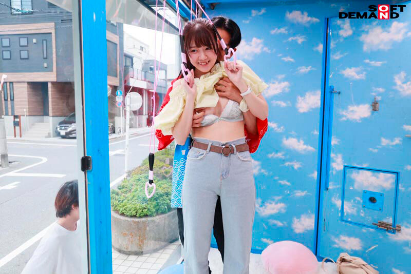 マジックミラー号 絶対に気持ちよくなってはイケない！！！愛する彼氏とはミラー越し30cmの状況でくすぐり我慢ゲームと称して凄腕AV男優の妙技でHにいじくりたおす！！！ 鎖骨の綺麗なオフショル女子5名収録 7枚目