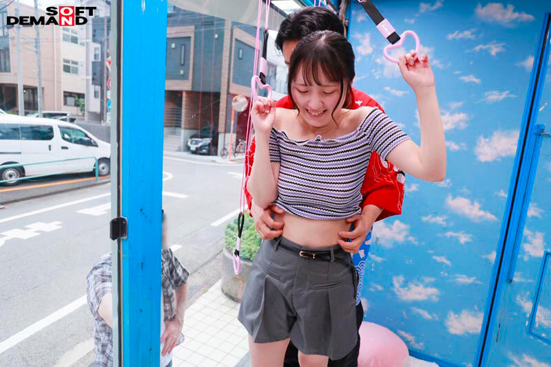 マジックミラー号 絶対に気持ちよくなってはイケない！！！愛する彼氏とはミラー越し30cmの状況でくすぐり我慢ゲームと称して凄腕AV男優の妙技でHにいじくりたおす！！！ 鎖骨の綺麗なオフショル女子5名収録 9枚目