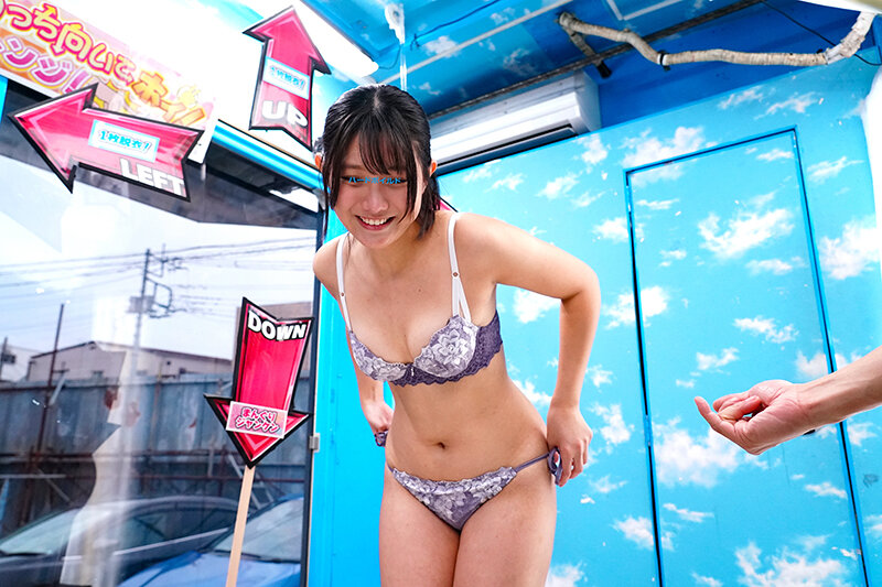 マジックミラー号ハードボイルド 街行く素人娘が脱ぎ脱ぎあっち向いてホイ対決!顔を向けた先に服を1枚脱ぐ、手コキ、フェラ、キスなどのHな罰ゲーム!先に相手を全裸にしたら勝ち!負けたら即ハメ中出し! 11枚目