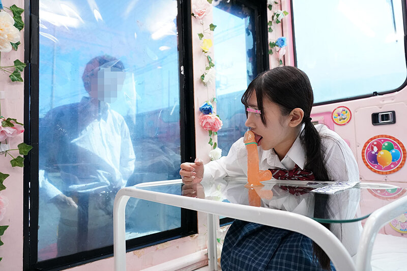 一般男女モニタリングAV×マジックミラー便コラボ企画 彼氏の目の前で路上NTR!女子○校生が初めての「お口だけでコンドーム装着」に挑戦!ノーハンドでデカチンを咥えたうぶなオマ○コは恥じらいながらもびしょ濡れ!彼氏の目の前で寝取って最後はゴムを外して生中出し! 2枚目