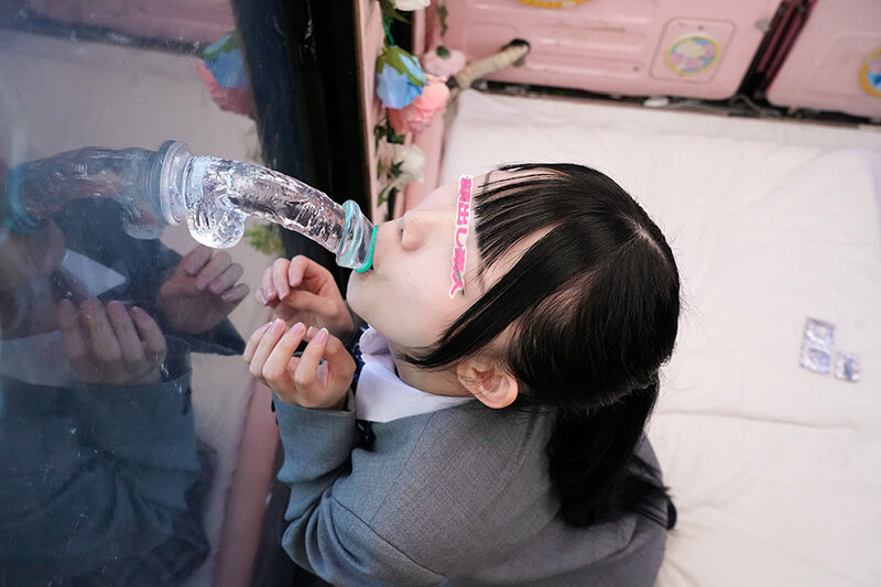 一般男女モニタリングAV×マジックミラー便コラボ企画 彼氏の目の前で路上NTR!女子○校生が初めての「お口だけでコンドーム装着」に挑戦!ノーハンドでデカチンを咥えたうぶなオマ○コは恥じらいながらもびしょ濡れ!彼氏の目の前で寝取って最後はゴムを外して生中出し! 3枚目