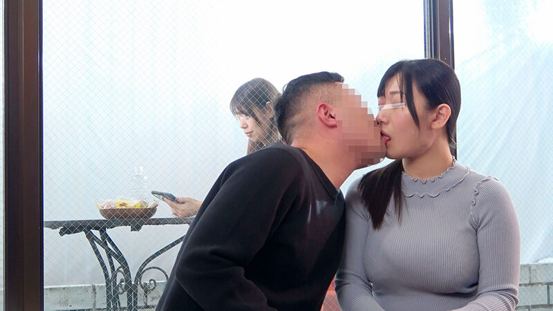 一般男女モニタリングAV マジックミラーの向こうには実の娘（=彼女）！「娘がダメなら私が…」巨乳母がデカチンすぎて童貞卒業できない娘の彼氏を優しく筆おろし！2 フル勃起デカチ○ポを根元まで受け挿れたご無沙汰オマ○コと性欲溢れる童貞チ○ポの中出しセックスは1… 3枚目
